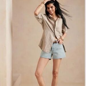 NWT Banana Republic Classic Denim Mid-Rise Short 4" in Light Wash